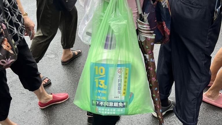 夾帶反罷免文宣、丟棄投票通知單　選舉漚步又現基隆？