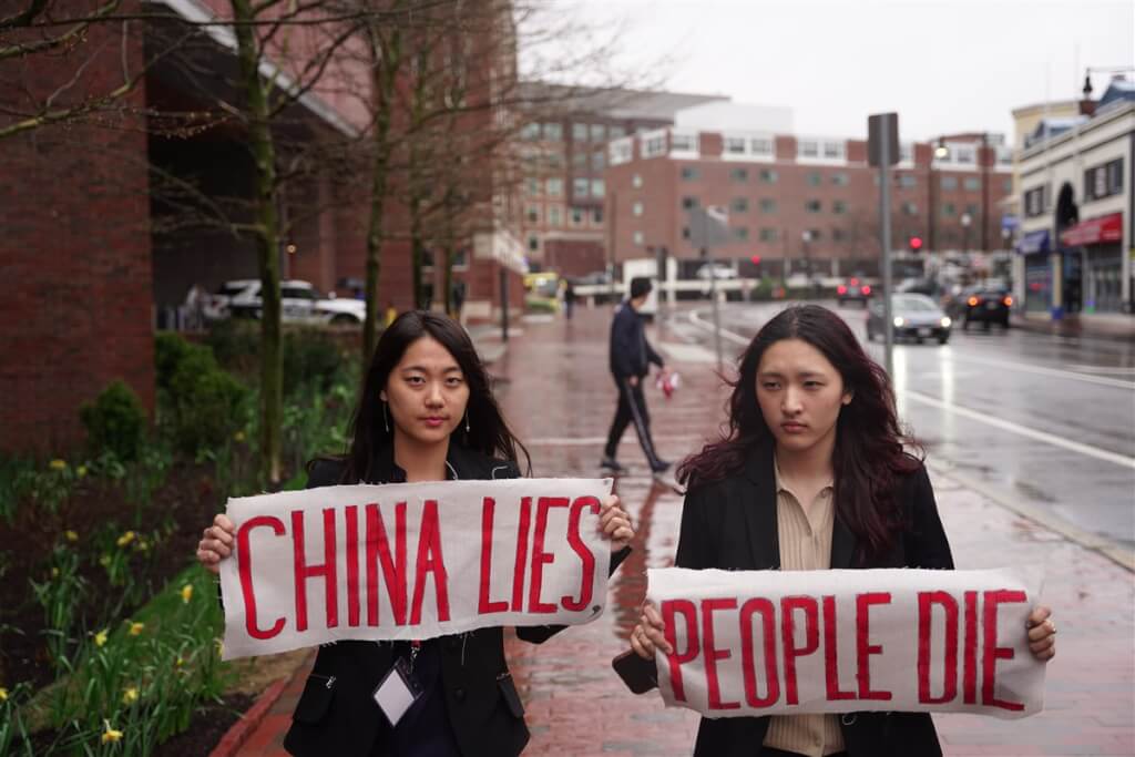 來自西藏的哈佛抗議學生次仁央金（右）表示，那名使用暴力的中國研究生在事後接近她並詢問抗議者的名字，隨後還跟蹤她，讓她在校園中感到恐懼。／圖：抵抗中共學生聯盟提供