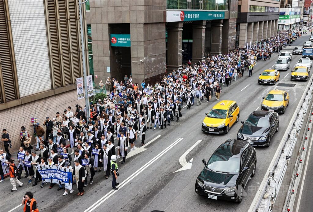 針對國民黨立委翁曉玲日前提出《憲法訴訟法》修正案， 153 名律師認為無法坐視這場癱瘓台灣民主法治的憲法訴訟法修法提案三讀通過，因此於 16 日發起「拒絕憲訴法修惡，1116 律師界守護憲法遊行」。／圖：中央社