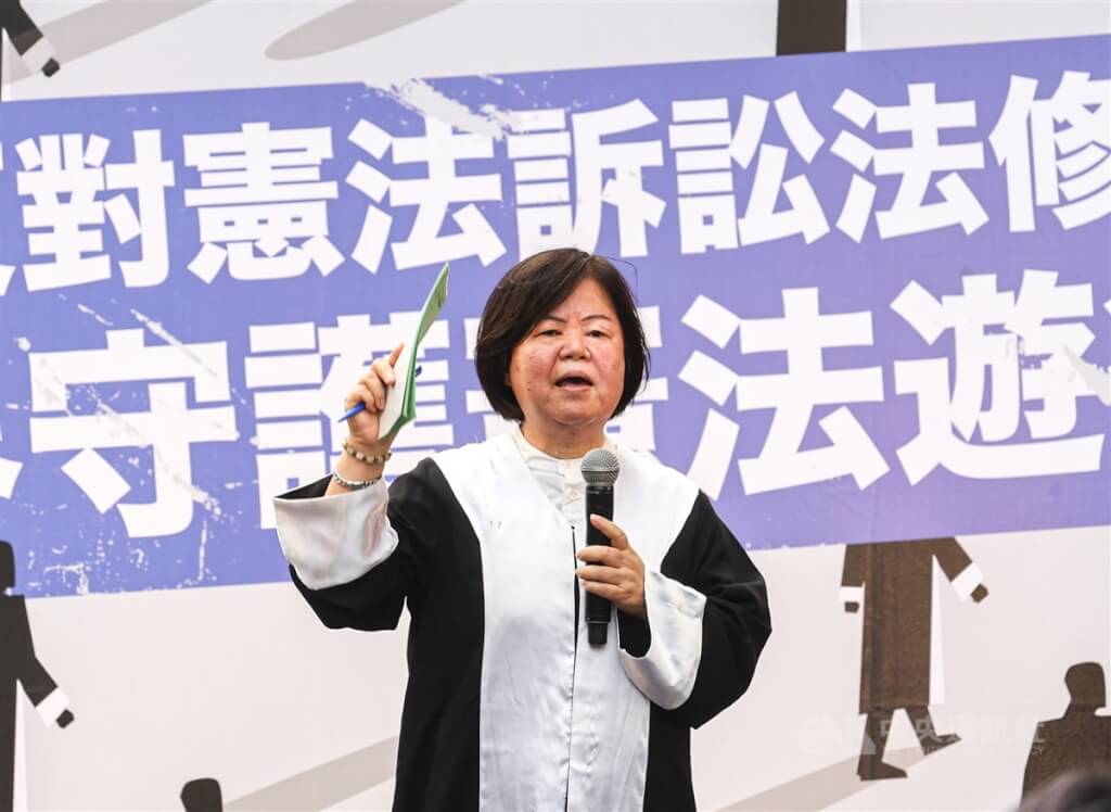 馬英九總統時期提名的前大法官黃虹霞表示，立法委員沒有權利癱瘓大法官、不可以暫停人民的憲法訴訟權，修法提高做出憲法裁判的同意人數門檻，可能會眼睜睜看著人民被冤枉。／圖：中央社