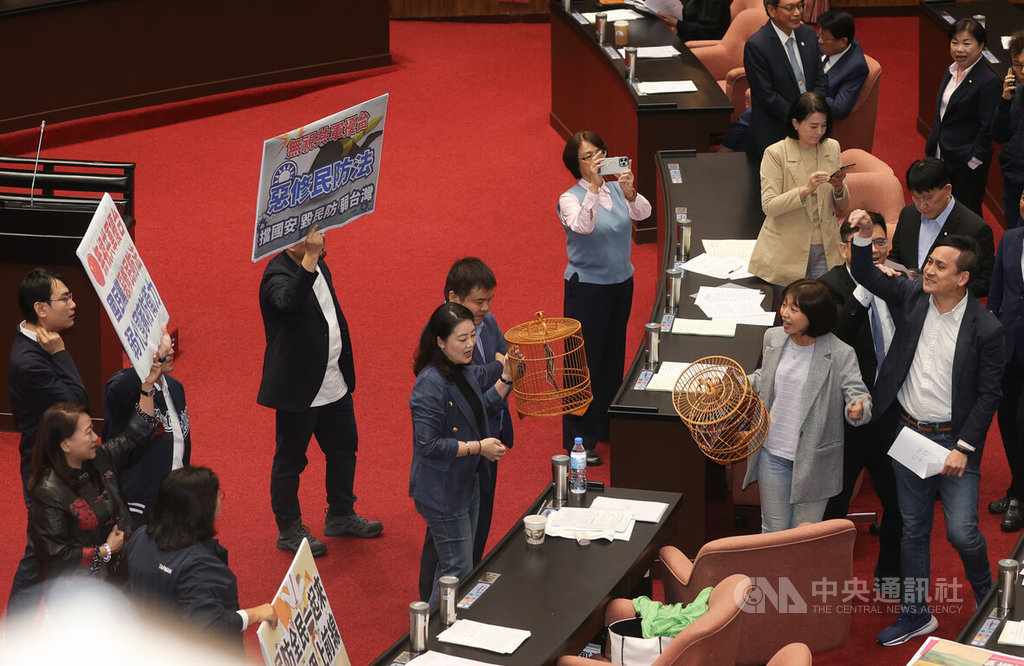 葉元之提案排除 20 歲以下學生參與民防　遭質疑弱化國防量能