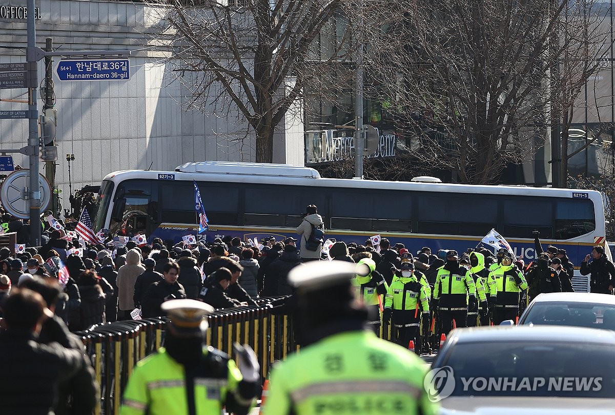 抗議「立法獨裁」　萬人挺尹錫悅　首爾地方法院逮捕總統失敗