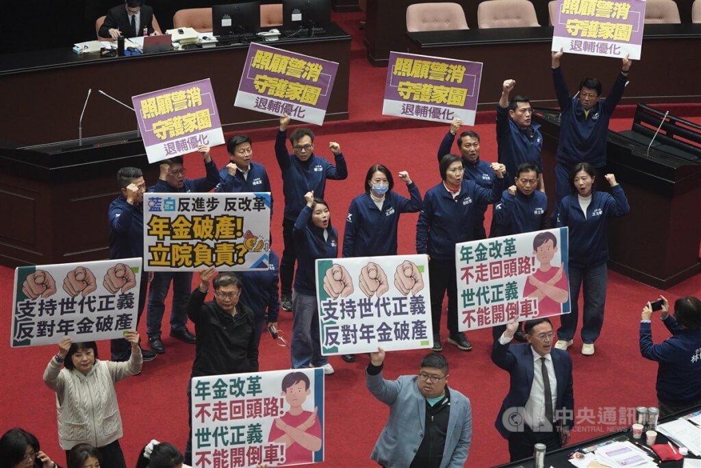 藍白聯手修法調高警消退休金　民團憂：年改前功盡棄