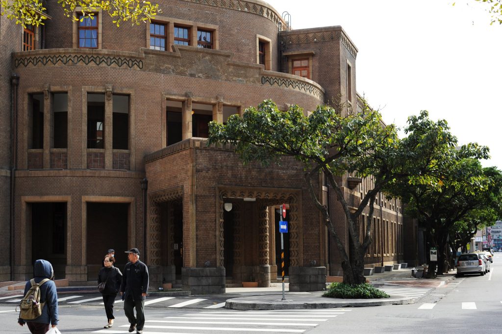 原美國在台新聞處，有完整的美國政府官方資料、風土民情及赴美留學資訊，也提供部分場地作為藝文及美術展覽之用。現為二二八國家紀念館／圖：擷取自二二八國家紀念館 Facebook 粉絲專頁。